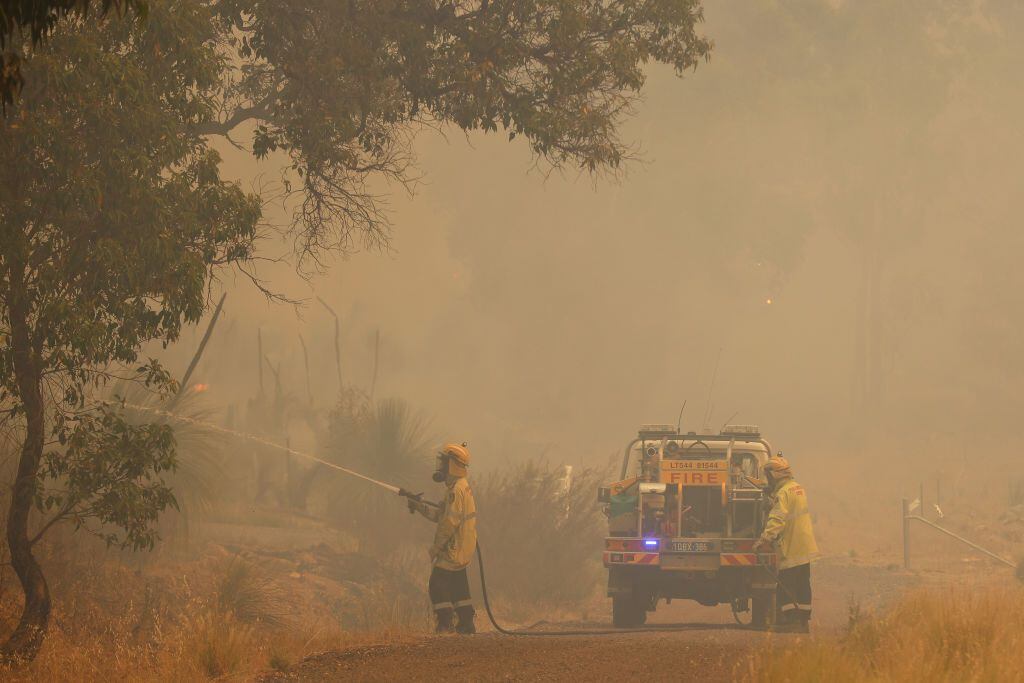 El humo oscureció el cielo sobre Perth, a unos 30 km al oeste del incendio, que se extendía el martes sobre un radio de 75 km.