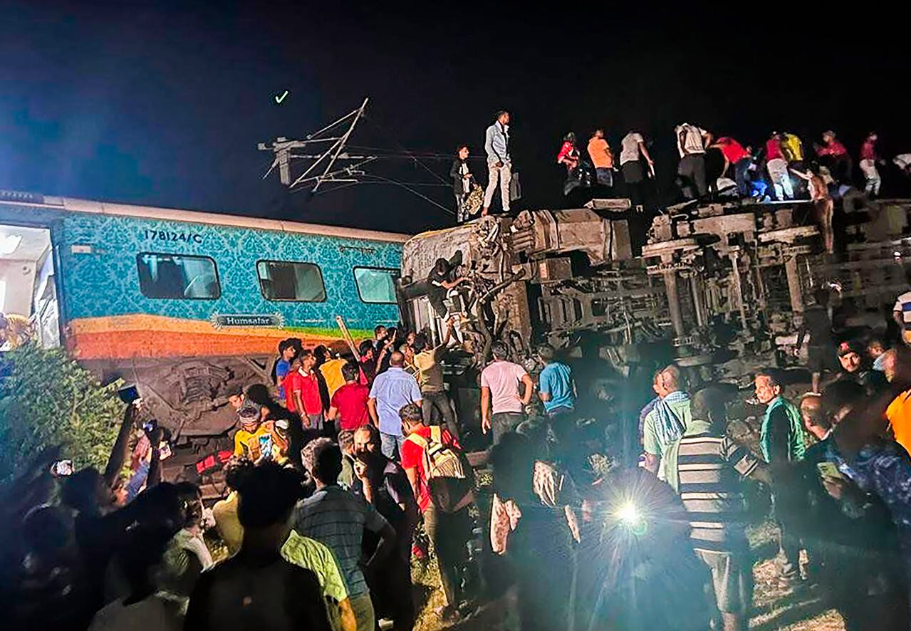 Los rescatistas trabajan en el sitio de los trenes de pasajeros que descarrilaron en el distrito de Balasore, en el estado de Orissa, en el este de India, el viernes 2 de junio de 2023. Dos trenes de pasajeros descarrilaron en India, matando al menos a 13 personas y atrapando a cientos más
