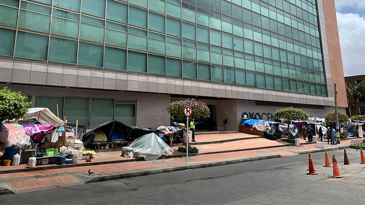 45 personas, entre adultos mayores, jóvenes y niños acampan desde hace 9 meses frente a la Embajada del Reino de Noruega en Bogotá, ubicada en la calle 94 con carrera 11.