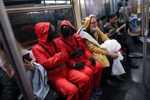 La gente viaja en el metro disfrazada en Halloween en Manhattan, Nueva York, EE. UU., 31 de octubre de 2022. 