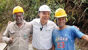 Gobernador del departamento, Roberto Jairo Jaramillo, supervisando la
ejecución de obras.