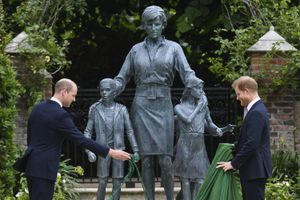 William y Harry en el momento de dar a conocer la efiegie de Diana. El proyecto tuvo detractores que temían que el monumento se convirtiera en una especial de santuario.