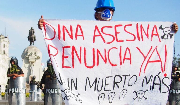 Los ciudadanos piden la renuncia inmediata de la presidente Dina Boluarte tras la destitución de Pedro Castillo