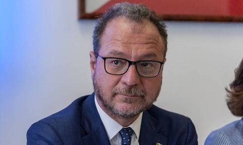 El ahora vicepresidente de la Cámara de Diputados de Italia habló con SEMANA sobre el escándalo en el que estarían involucrados varios colombianos