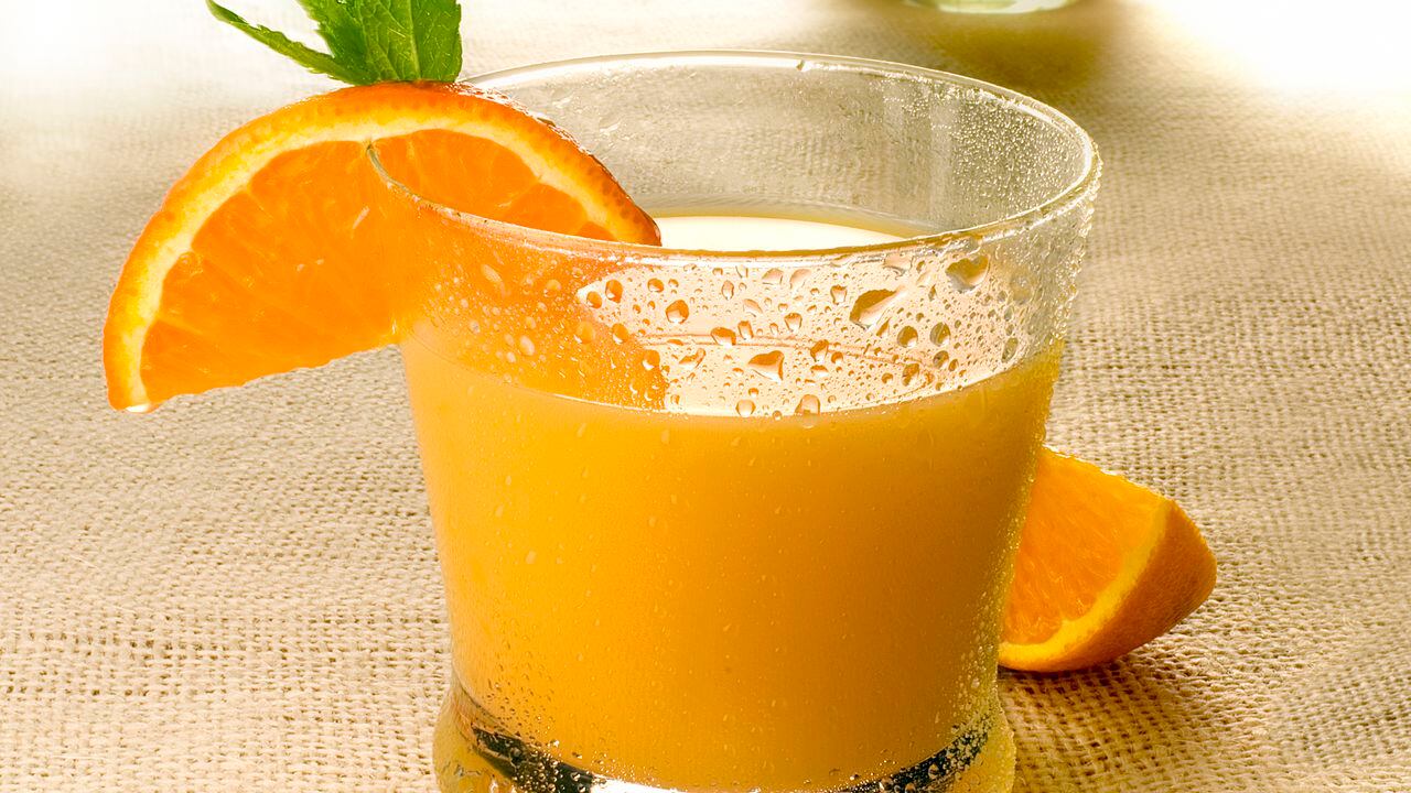 Как сделать апельсиновый сок в домашних условиях. Апельсиновый напиток. Апельсиновый сок домашний. Сок домашний из апельсинов. Напиток из апельсинов в домашних условиях.