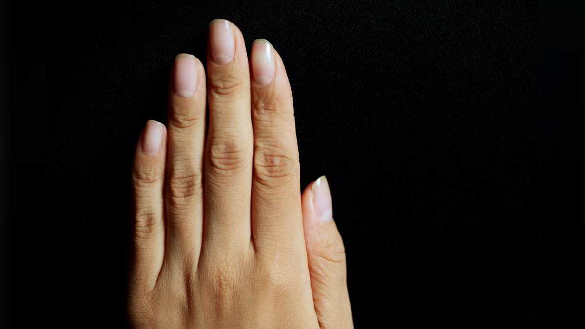 Expertos advierten que se debe tener en cuenta aspectos como el color, el brillo y la textura de las uñas para identificar posibles enfermedades. Foto: Gettyimages.