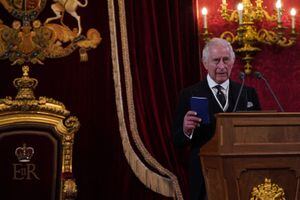 El rey Carlos III de Gran Bretaña hace su declaración durante una reunión del Consejo de Adhesión dentro del palacio de St. James en Londres el 10 de septiembre de 2022, para proclamarlo como el nuevo Rey.