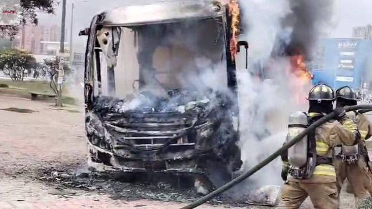 Bus del SITP quemado