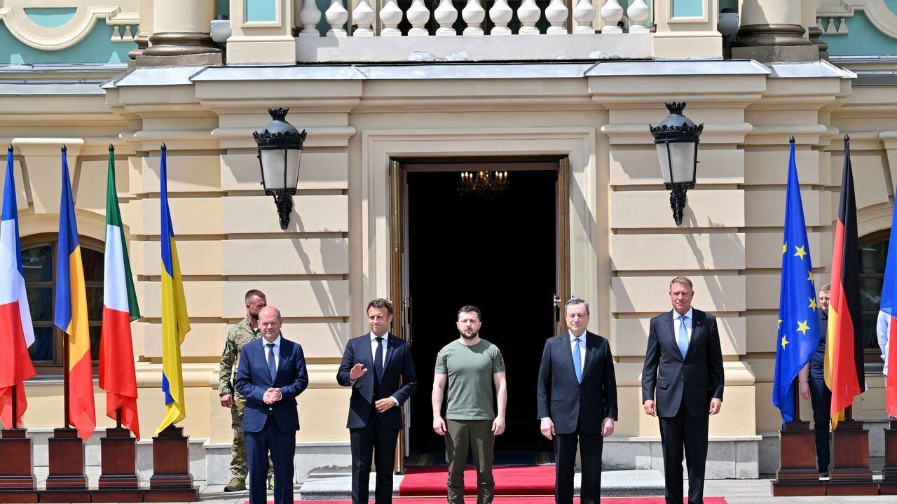 El presidente francés, Emmanuel Macron, el canciller alemán, Olaf Scholz, y el jefe del gobierno italiano, Mario Draghi, visitaron el jueves la ciudad devastada de Irpin, en las afueras de Kiev,