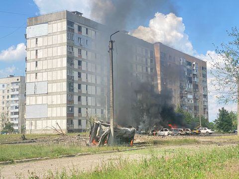 Coches ardiendo en un sitio de un ataque militar ruso en la ciudad de Pervomaiskyi, en medio del ataque de Rusia a Ucrania, en la región de Kharkiv, Ucrania, 4 de julio de 2023.