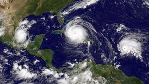Tres tormentas tropicales alineadas en el Atlántico Norte se aproximan a Estados Unidos. Foto: NASA/NOAA - Mundo hoy.