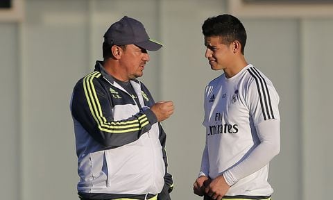 MADRID, SPAIN - NOVEMBER 19: Head coach Rafael Benitez (L) of Real Madrid talks to James Rodriguez during a training session at Valdebebas training ground on November 19, 2015 in Madrid, Spain. (Photo by Getty Images/Angel Martinez/Real Madrid)