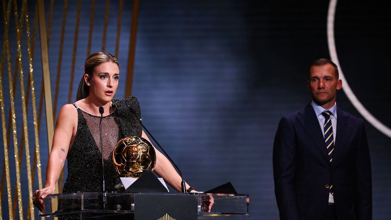 FC Barcelona's Spanish midfielder Alexia Putellas receives her second Woman Ballon d'Or award from Ukrainian former football player Andriy Shevchenko the 2022 Ballon d'Or France Football award ceremony at the Theatre du Chatelet in Paris on October 17, 2022. (Photo by FRANCK FIFE / AFP)