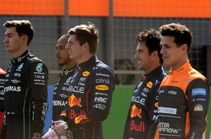 (izq. a der.) George Rusell y Lewis Hamilton de Mercedes, Max Verstappen y Sergio Pérez de Red Bull y Lando Norris de McLaren, en la pretemporada de la Fórmula 1 2022