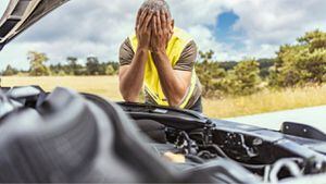 Pros y contras de empujar un carro varado para ayudarle al conductor a tomar una decisión informada.