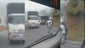 La imprudencia de un camión generó el choque de dos vehículos en las vías de Antioquia. Foto: video Twitter 
@Guardianes_Ant
