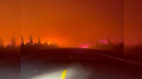Incendio forestal en Hay River, Canadá. La emergencia ha obligado a evacuaciones masivas.