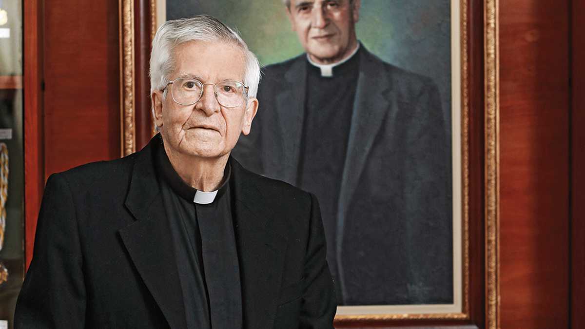 El padre Diego Jaramillo, completó 30 años al frente del programa El Minuto de Dios.