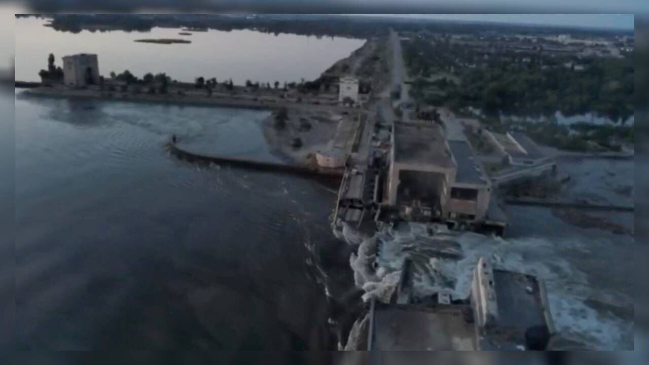 Una vista general de la represa destruida en la región de Jersón, Ucrania. Vi