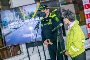 Alcaldesa Claudia López y el comandante de la Policía Metropolitana de Bogotá, general Eliécer Camacho, al término del Consejo de Seguridad en Engativá.