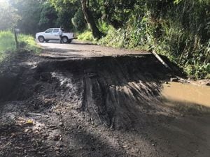 Afectación en la vía Venecia y Bolombolo, por la entrada al cerro Tusa.