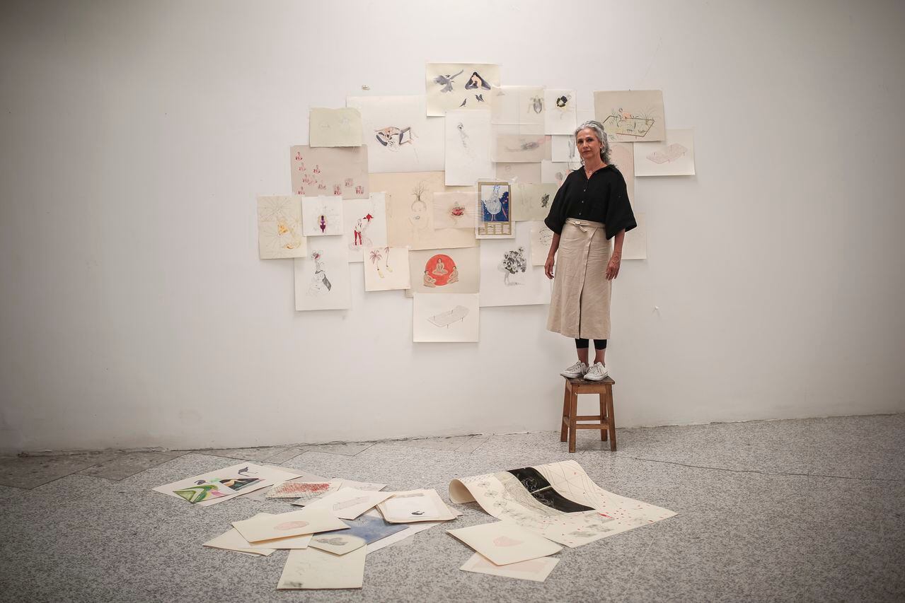 Vistamos el taller de la artista bogotana Luz Lizarazo para que nos hablara de la obra que abre la bienal de Malta, de su autoría, y del arte que la mueve.