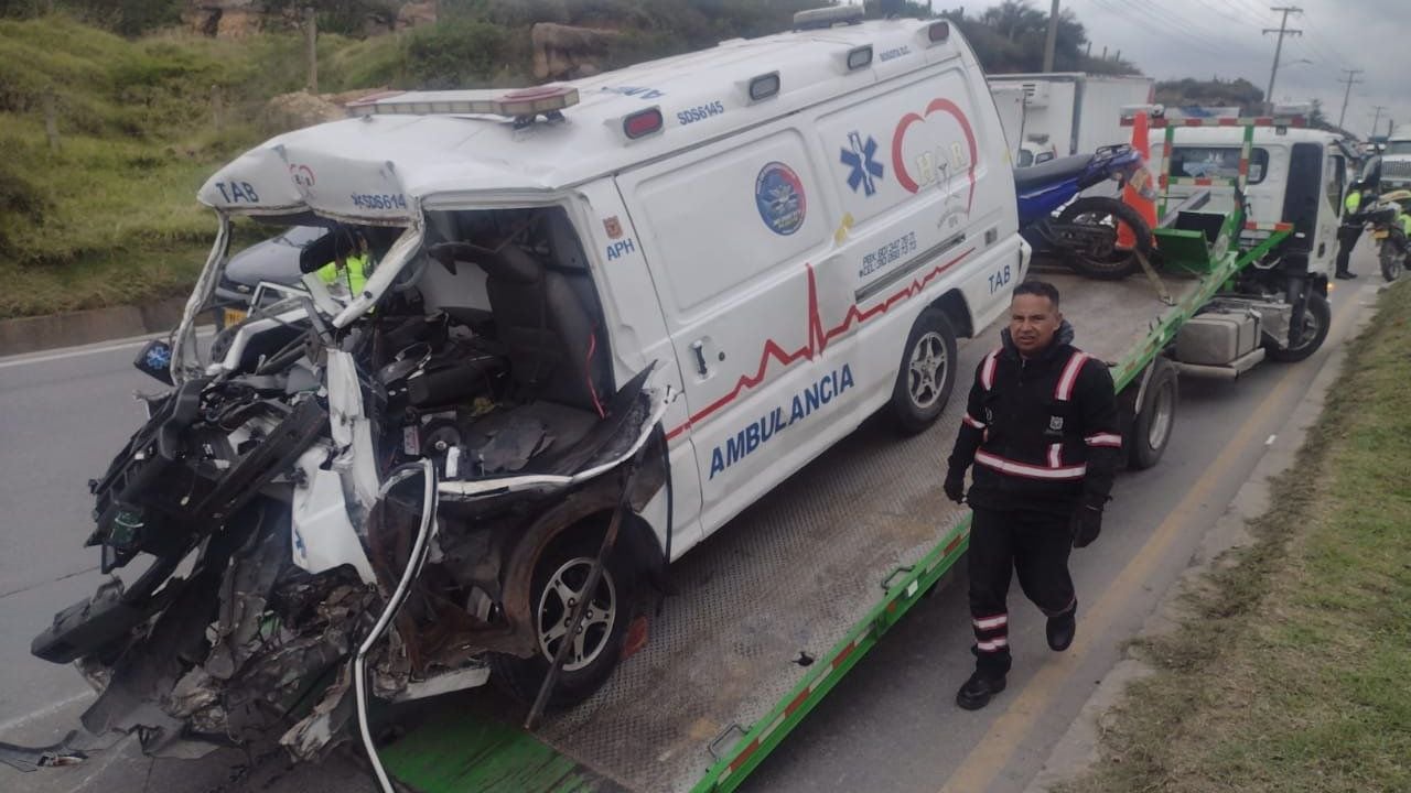 Atención: Choque ente ambulancia y camión causa gigantesco trancón sobre la avenida Boyacá
