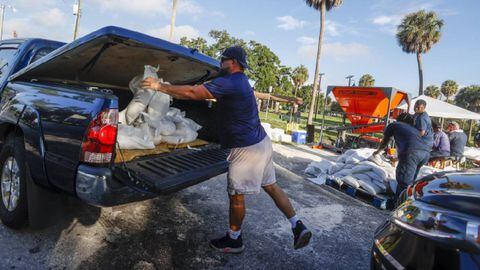 En Florida residentes se alistan para la llegada de la tormenta tropical Idalia.