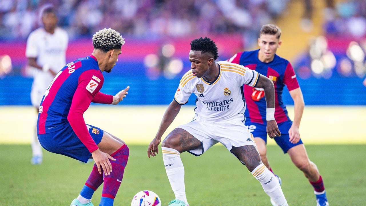 BARCELONA, SPAIN - 2023/10/28: Vinicius Junior (Real Madrid) (R) and Ronald Araujo (Barcelona) (L) in action during the football match of Spanish championship La Liga EA Sports between Barcelona vs Real Madrid, better known as El Clasico, played at Olimpico de Montjuic stadium. Final score: Barcelona 1 : 2 Real Madrid. (Photo by Alberto Gardin/SOPA Images/LightRocket via Getty Images)