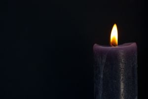 La historia de la vela negra 'maldita' ha desatado una intensa discusión en las redes sociales sobre las creencias populares y los fenómenos inexplicables.