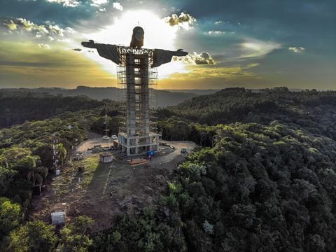 En el pueblo de Encantado, del estado de Rio Grande do Sul, se termina la estatua Cristo Protector.