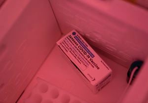 Una caja puesta en un contenedor frío contiene dosis de la vacuna de Johnson y Johnson contra el covid-19 en Los Ángeles, California
