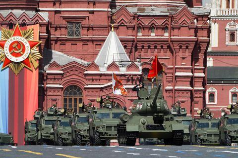El equipo militar ruso recorre la Plaza Roja durante el desfile militar del Día de la Victoria en el centro de Moscú. Foto: AFP