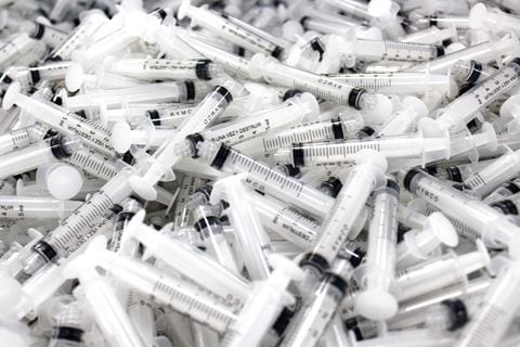 Colombia contrata la fabricación de 49 millones de jeringas para la campaña de vacunación contra la Covid-19.