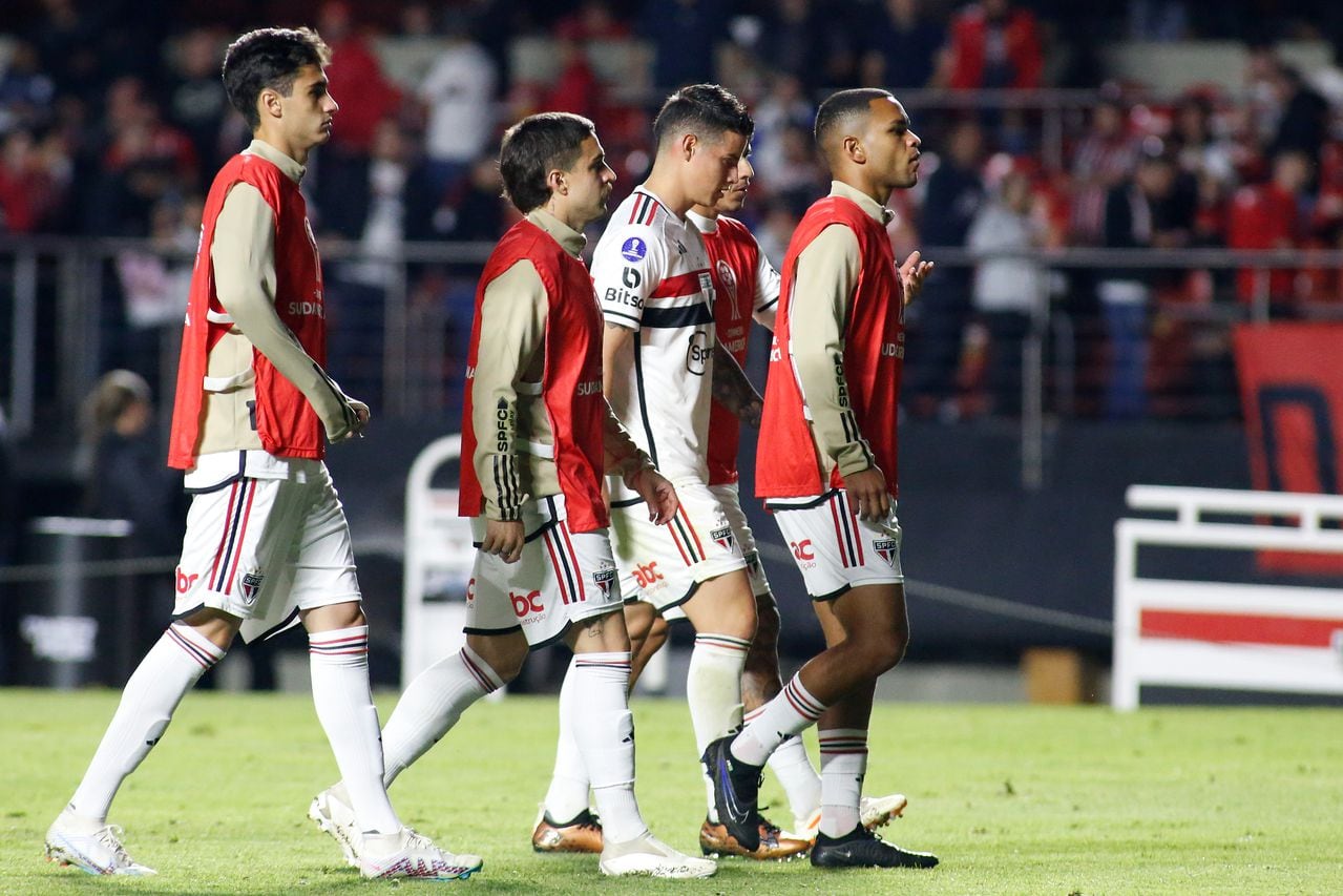 SAO PAULO, BRAZIL - AUGUST 31: James Rodríguez (C) of Sao Paulo reacts with his teammates after the defeat and elimination of the team in a penalty shoot out  during a Copa CONMEBOL Sudamericana 2023 quarterfinal second leg match between Sao Paulo and LDU Quito at Morumbi Stadium on August 31, 2023 in Sao Paulo, Brazil. (Photo by Miguel Schincariol/Getty Images)