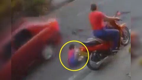 Mujer tumbó de un codazo a un niño a bordo de una moto en Neiva.