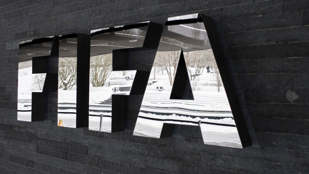 ARCHIVO - En esta fotografía de archivo  se muestra el logotipo de la FIFA en la sede de la FIFA en Zúrich, Suiza. La FIFA se enfrenta a una creciente reacción en el fútbol por la decisión de ignorar las preocupaciones de los clubes y ligas y exprimir a más clasificatorios para la Copa del Mundo en septiembre y pasar por alto los requisitos de cuarentena relacionados con el coronavirus. Los clubes de la Premier League mantuvieron conversaciones el martes 24 de agosto de 2021 sobre la formación de una posición unificada para bloquear a los jugadores que van a los países de la lista roja de Inglaterra, que también incluye varios países sudamericanos, incluidos Argentina, Brasil, Chile y Perú. (Ennio Leanza / Keystone vía AP, archivo)