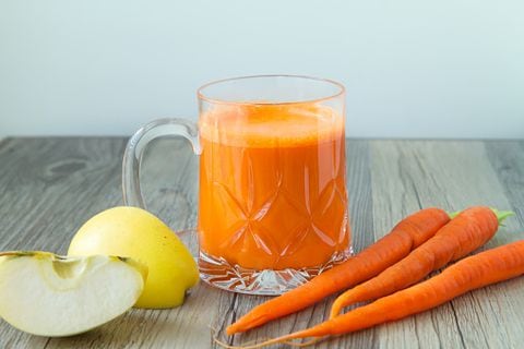 El jugo de la zanahoria, manzana y nueces frecuentemente contribuirá a fortalecer la memoria y a reducir el riesgo del envejecimiento prematuro del mismo.