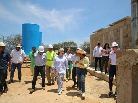 La ministra de Vivienda, Catalina Velasco, visitó la pila pública en Sichichón, La Guajira
