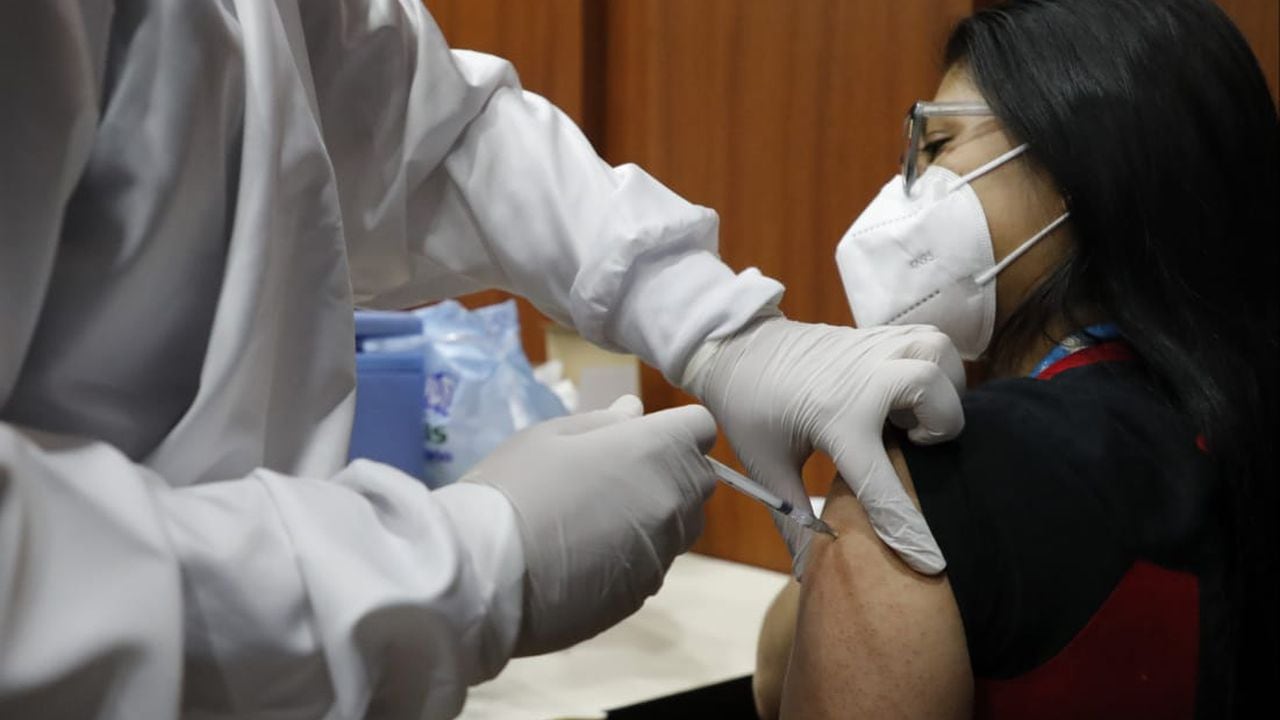 Inicio de vacunación contra covid19 en Hospital de Kennedy