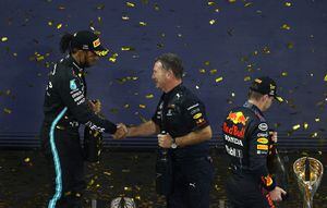 Horner y Hamilton estrechan sus manos en el final de la temporada 2021 en Abu Dhabi