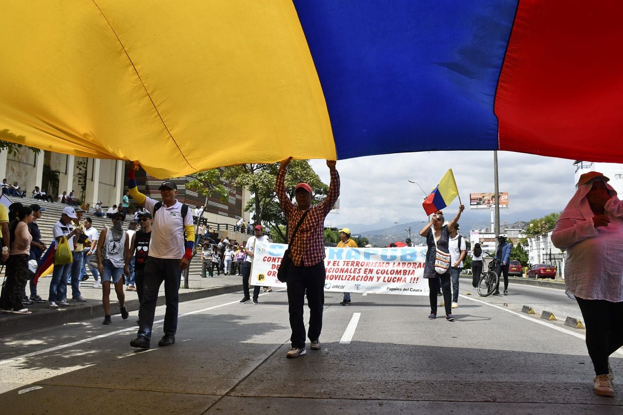 Cali: Marcha y plantón de manifestantes en conmemoración al  día de las víctimas y en apoyo de las reformas del gobierno del presidente  Gustavo Petro.