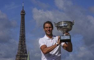 Rafael Nadal posa con la copa que ganó en Roland Garros en el Puente Alejandro III y la Torre Eiffel de fondo