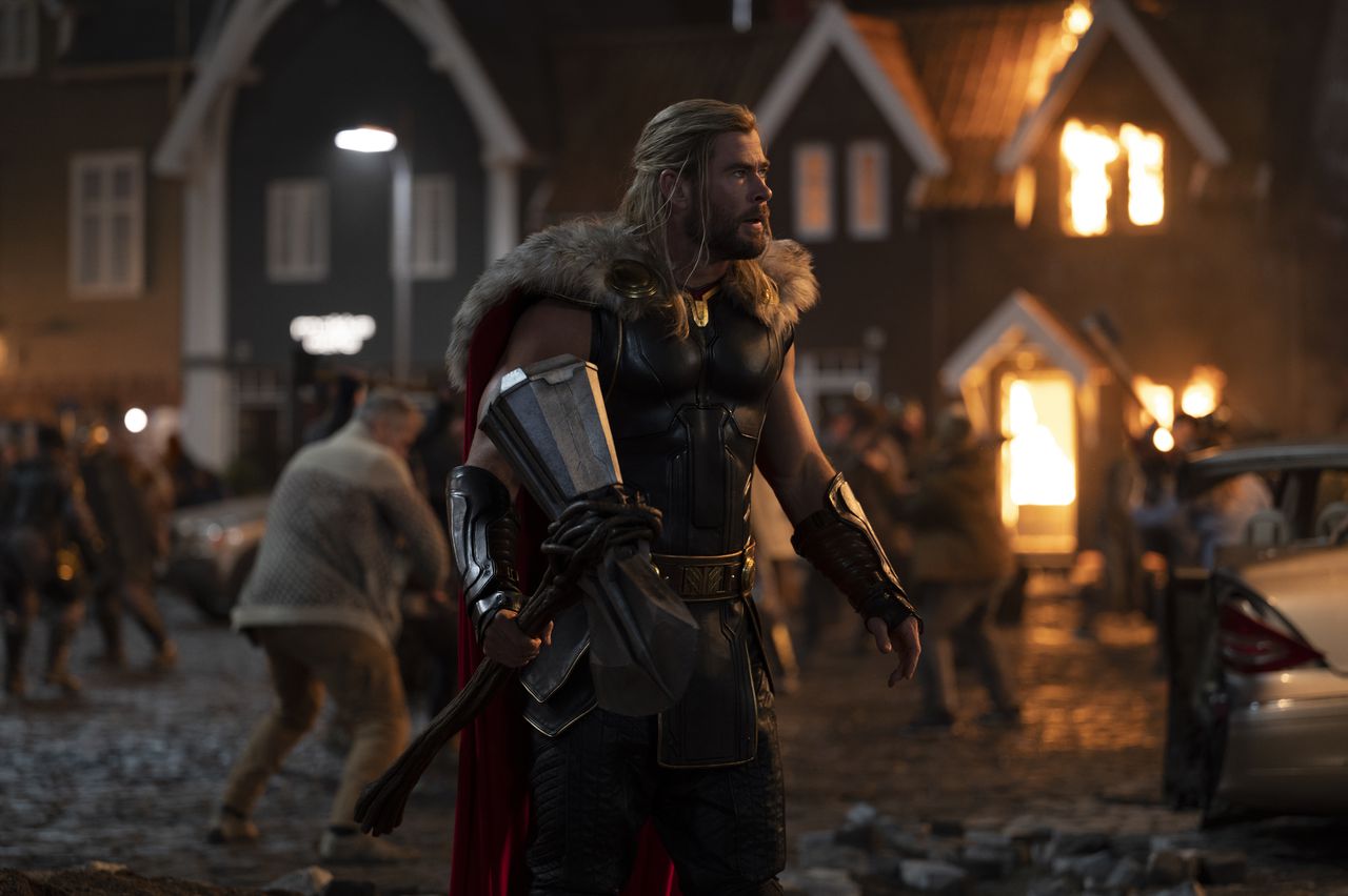Chris Hemsworth como Thor en THOR: LOVE AND THUNDER de Marvel Studios.  Foto de Jasin Boland.