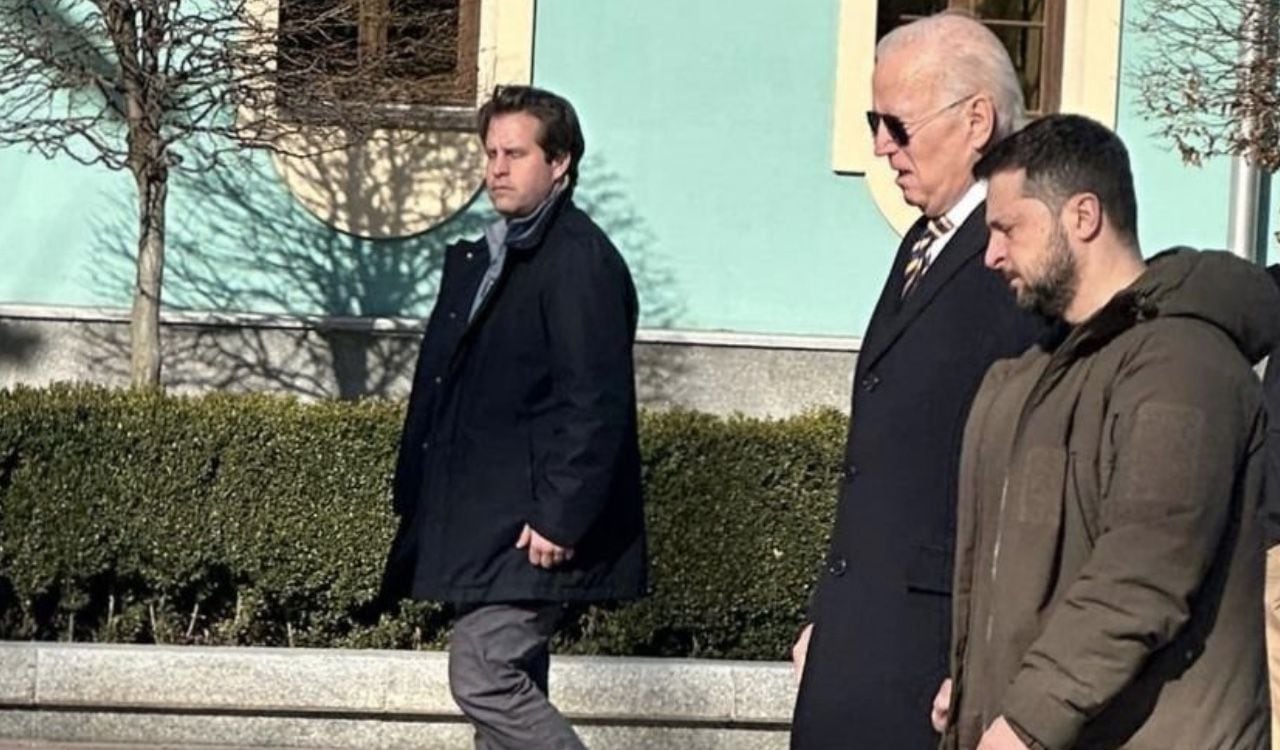Con un fuerte dispositivo de seguridad, el presidente Joe Biden caminó junto a Volodímir Zelenski por las calles de Kiev