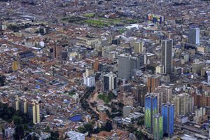 Bogotá, Colombia - Mirando la vista de ángulo alto desde el pico de la montaña de Monserrate en los Andes. La imagen fue tomada desde unos 1,500 pies sobre la Ciudad Capital. (Foto: Getty Images).