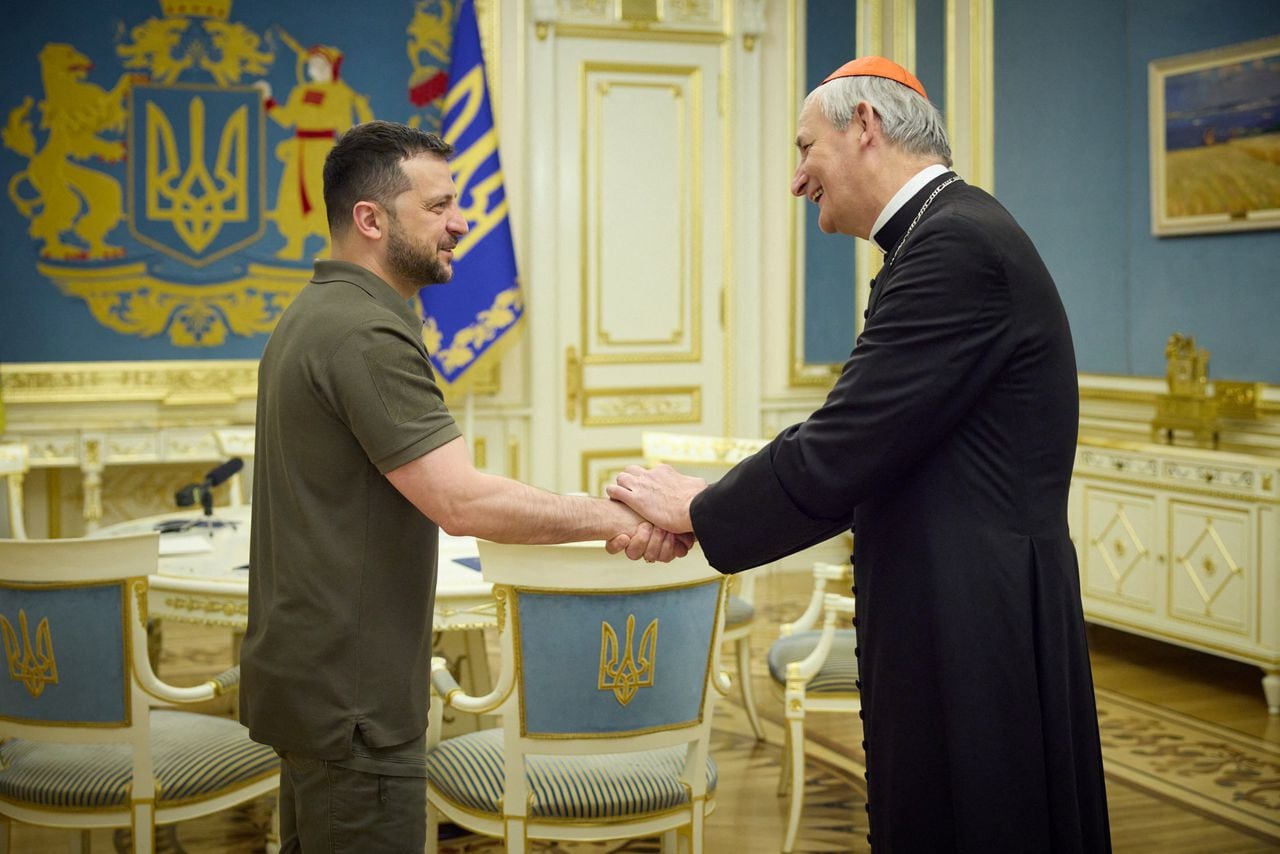 El presidente de Ucrania, Volodymyr Zelenskiy, da la bienvenida al cardenal italiano y enviado especial papal Matteo Zuppi, en medio del ataque de Rusia a Ucrania, en Kiev, Ucrania, el 6 de junio de 2023.