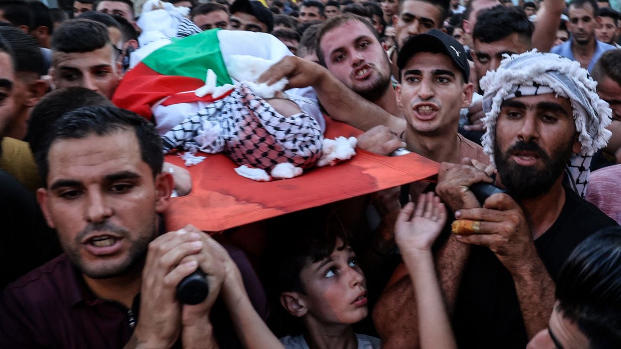 Los palestinos llevan el cuerpo de un manifestante, que murió a causa de las heridas sufridas durante los enfrentamientos con las fuerzas israelíes el día de hoy, en su funeral en la ciudad ocupada de Beita, en Cisjordania, el 6 de agosto de 2021, - Imad Ali Mohammad Dweikat, de 38 años, llegó al hospital en la ciudad de Naplusa "en estado crítico" después de recibir "un balazo real en el pecho" en la cercana ciudad de Beita, dijo el Ministerio de Salud palestino en un comunicado. (Foto de JAAFAR ASHTIYEH / AFP)