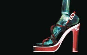 Pocos creen que los tacones altos pueden incidir en el biomecanismo de la marcha y causar daños a los músculos de las piernas (Fotos: Thinkstock)