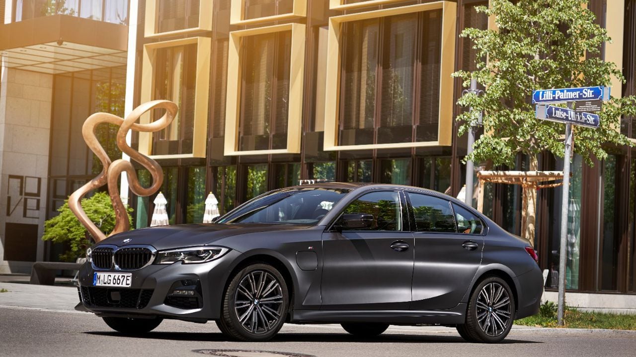 El BMW Serie 3 se electrifica y ofrece en su modelo 330e la mejor calidad de marcha.